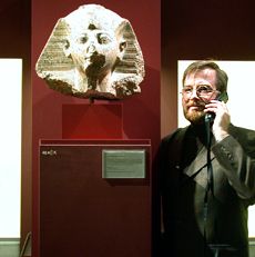 Holger Schulten mit Audioguide im Ägyptischen Museum München, Nov. 2003